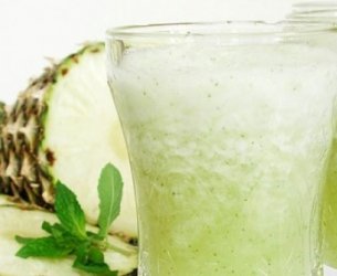Suco de abacaxi com hortelã