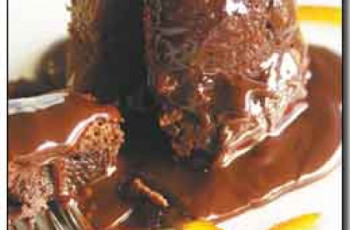 Marquise de chocolate com molho de cafe