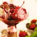 Sorvete mesclado com frutas vermelhas