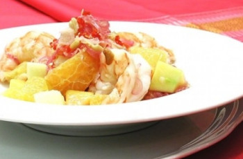 Salada Thai com Camarão e Frutas