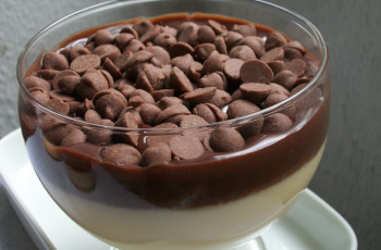 Mousse de Maracujá com Cobertura de Chocolate