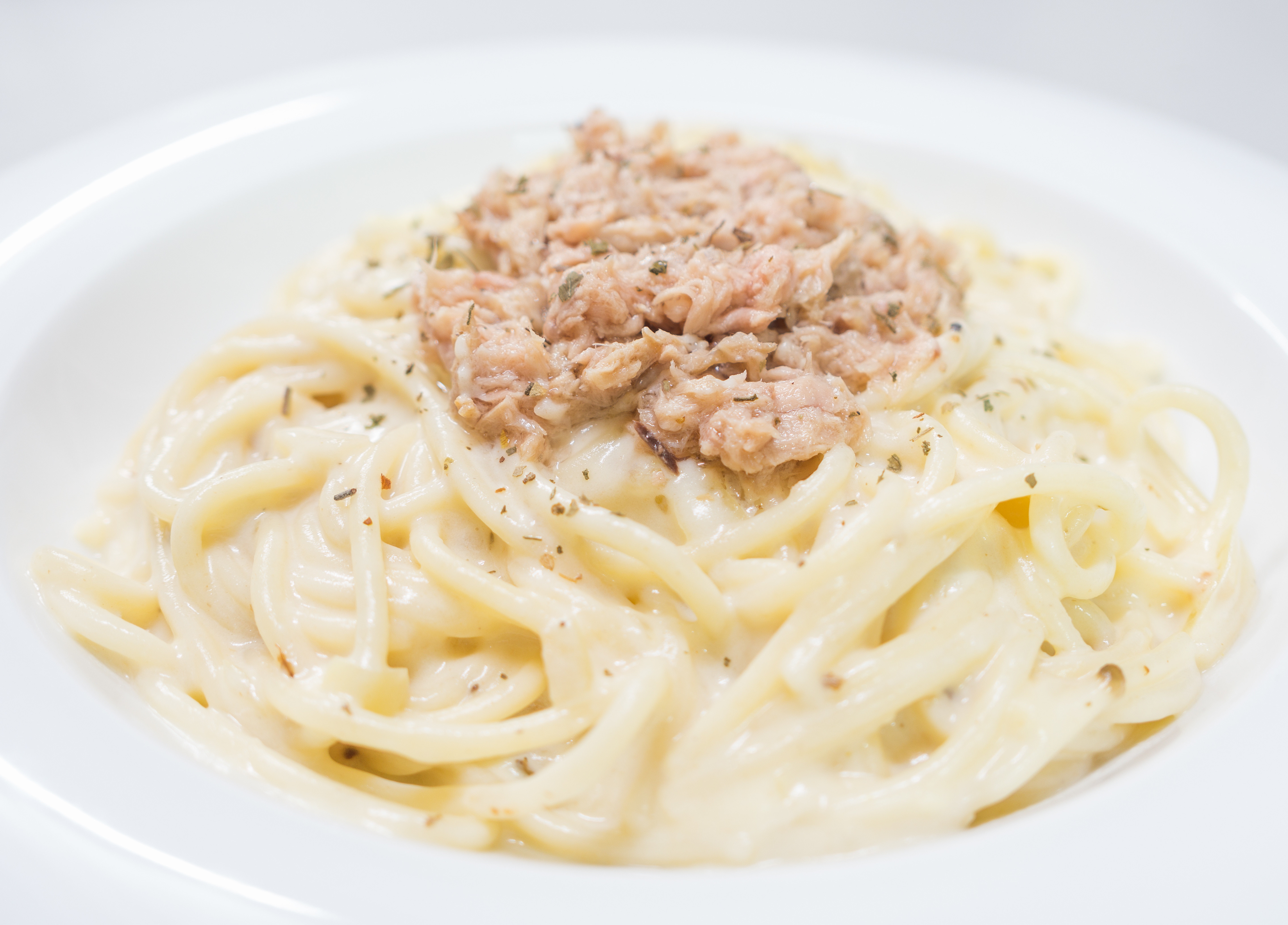 Macarrão ao molho branco de atum