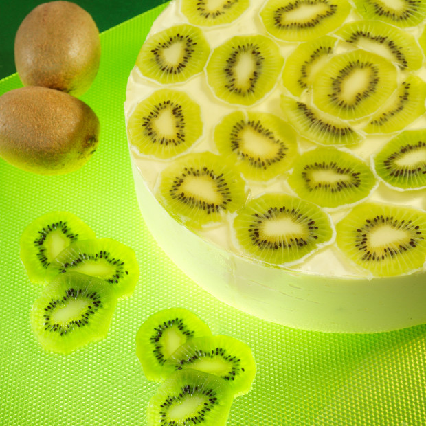 Flan de kiwi com calda de chocolate branco Flan de kiwi com calda de chocolate branco