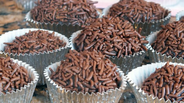 O docinho que brilha nas festas: como fazer brigadeiro O docinho que brilha nas festas: como fazer brigadeiro