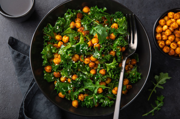 Salada de Grão de Bico, Folhas Verdes e Alho