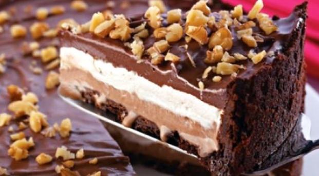 Torta de sorvete de chocolate com marshmallow Torta de sorvete de chocolate com marshmallow