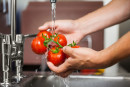 Como lavar os alimentos: dicas de higienização para comidas