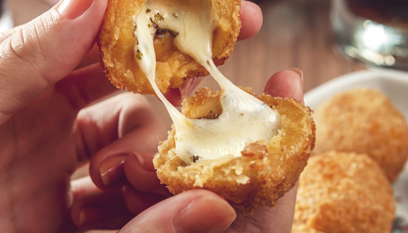 Bolinho de arroz com queijo minas