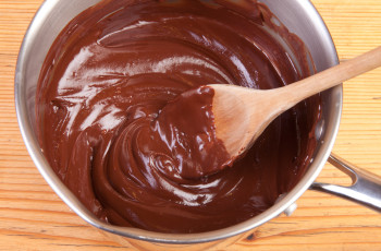 Cobertura de Chocolate Fácil com Creme de Leite