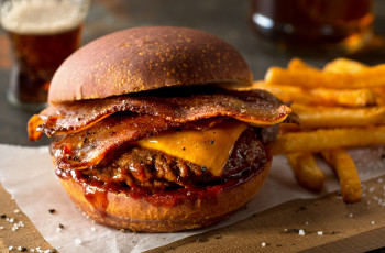 Hambúrguer com Bacon, Queijo Cheddar e Molho Barbecue