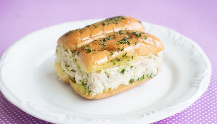 Bisnaguinha de forno com patê Bisnaguinha de forno com patê