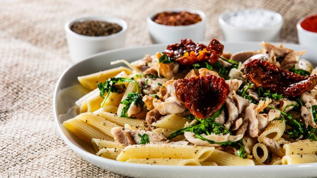 Penne com Tomate Seco e Rúcula