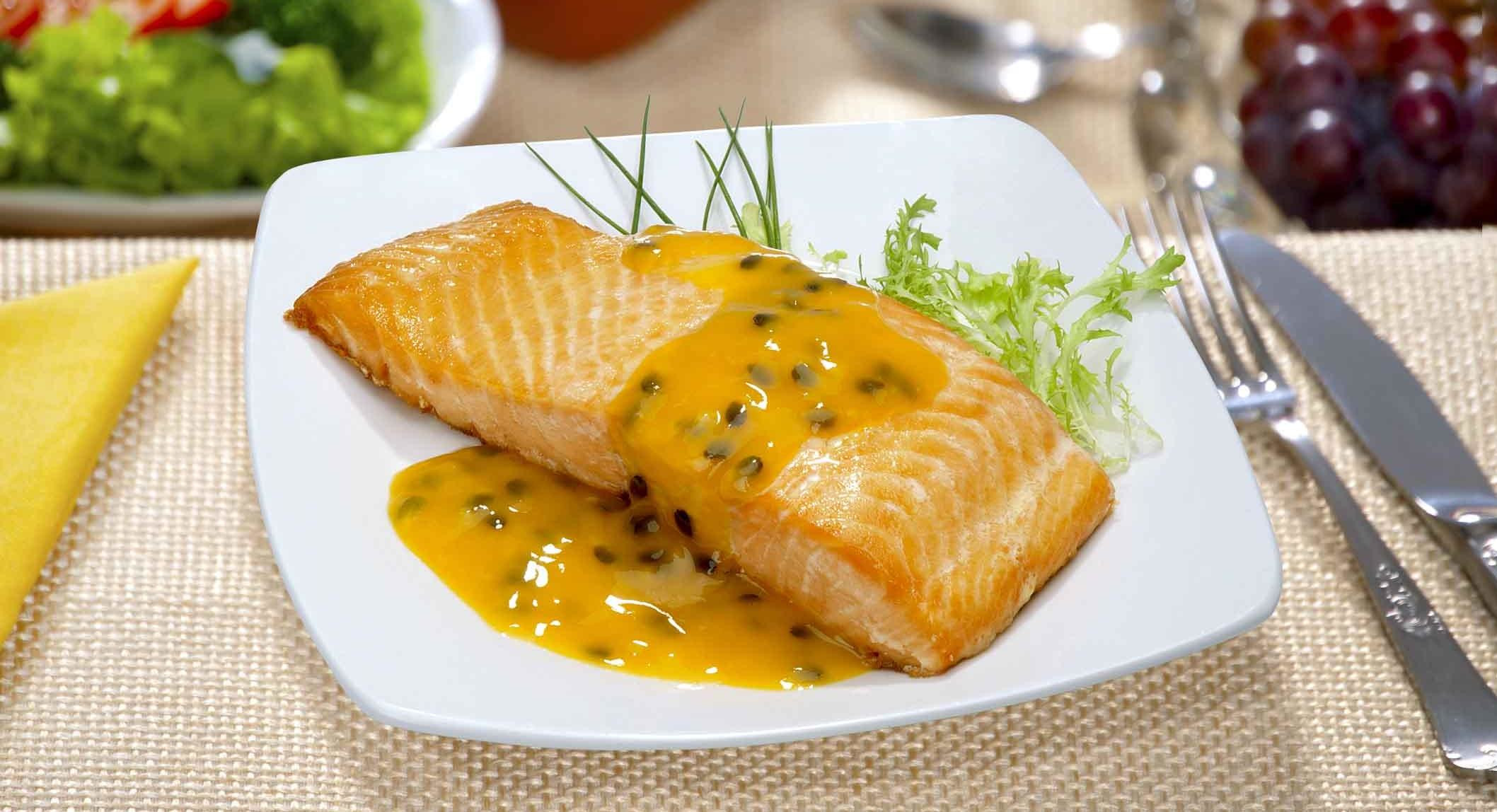 Salmão ao molho de maracujá Salmão ao molho de maracujá