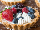 Tortinha de Brigadeiro Branco e Frutas Vermelhas