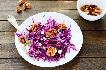 Salada de repolho roxo e queijo