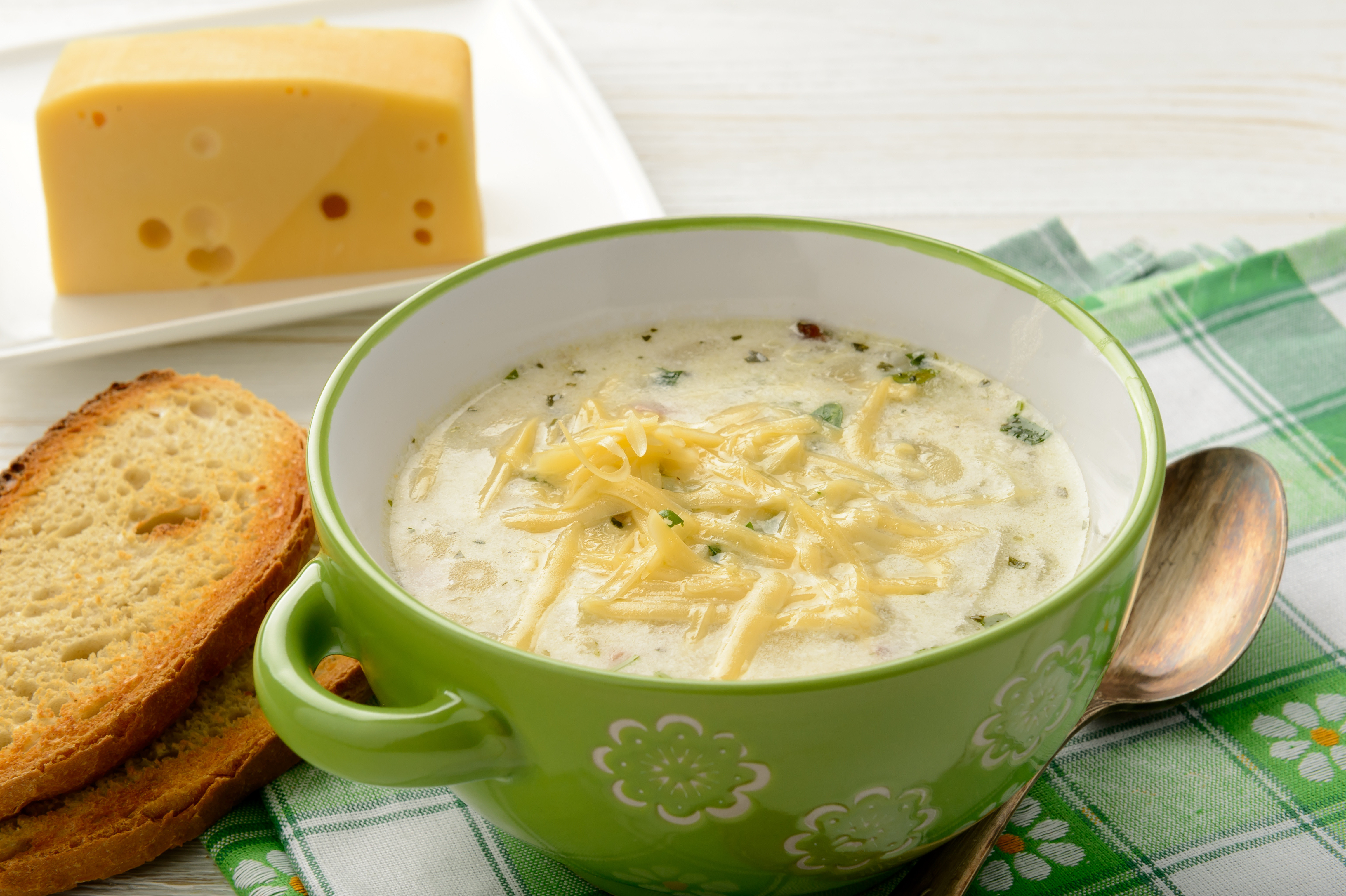 Essa sopa de queijo é a mais cremosa para fazer em casa; veja a receita