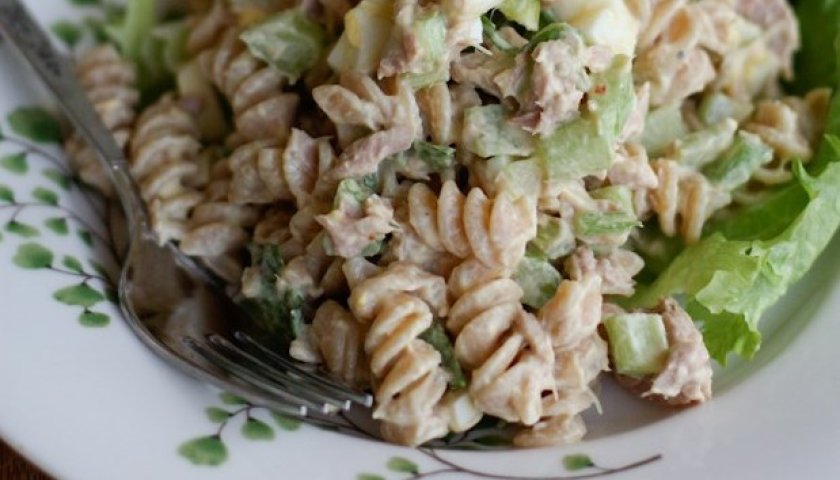 Salada de macarrão integral com atum Salada de macarrão integral com atum