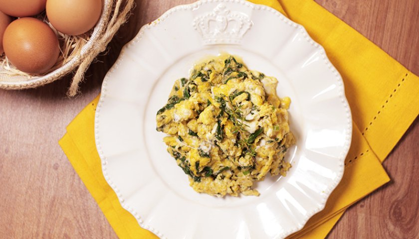 Ovos mexidos com talos e folhas Ovos mexidos com talos e folhas