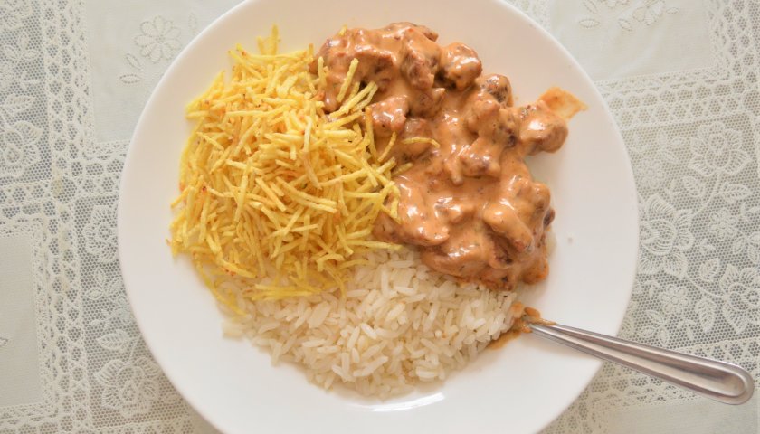 Strogonoff de frango com arroz Strogonoff de frango com arroz