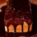 Bolo de Pinhão com Calda de Chocolate