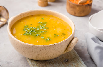 Sopa de Legumes com Frango e Curry