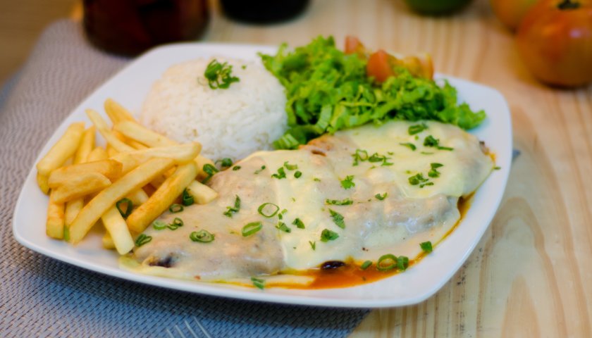 Bife à Parmegiana Bife à Parmegiana