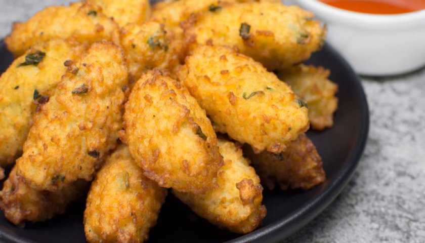 Bolinho de arroz recheado com frango