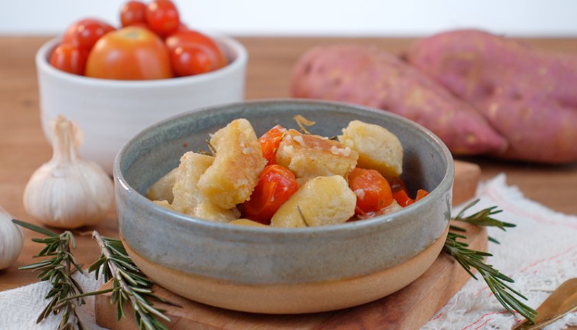 Nhoque Vegano de Batata Doce com Tomatinhos Assados