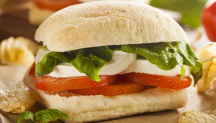 Bisnaguinha caprese Bisnaguinha caprese