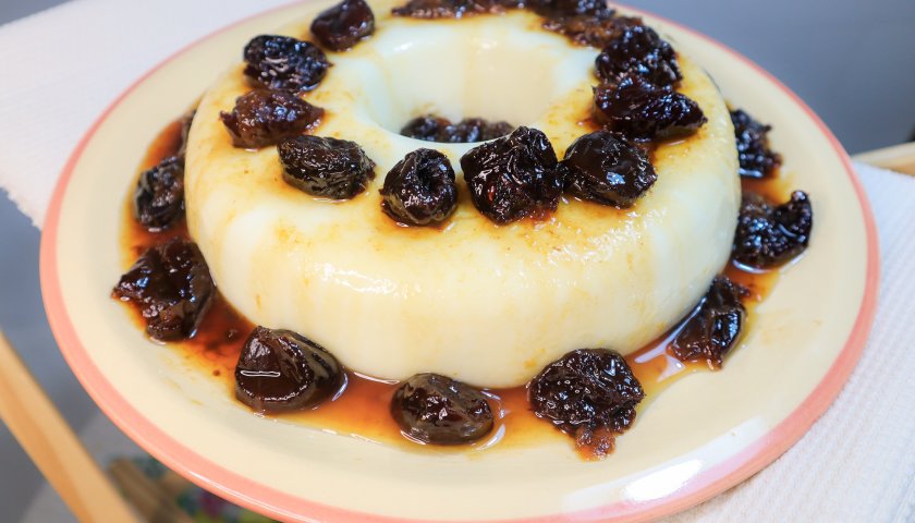 Manjar branco com calda de ameixas