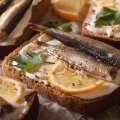 Filé de sardinha recheado com creme de alho