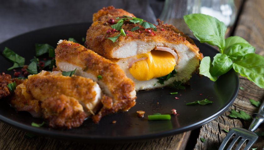 Peito de frango recheado com mandioquinha e queijo coalho