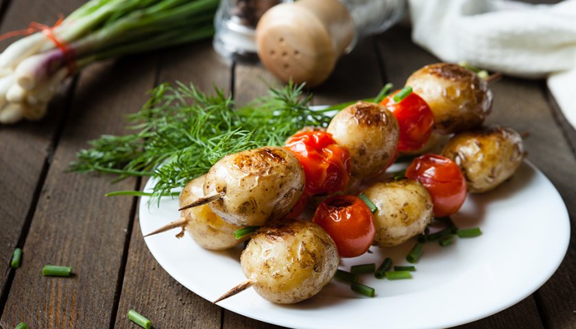 Espetinho de Batata Bolinha e Tomate Espetinho de Batata Bolinha e Tomate