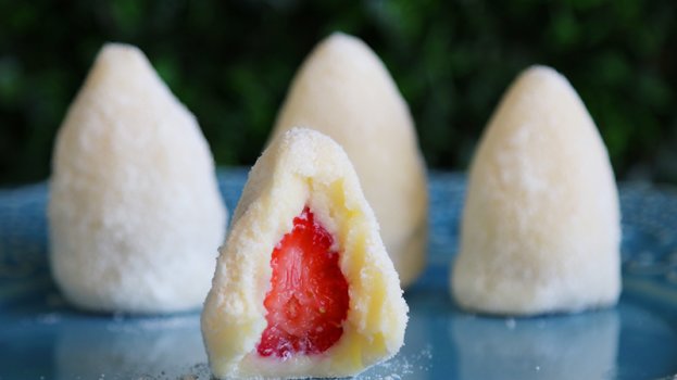 Coxinha de leite Ninho com morango Coxinha de leite Ninho com morango