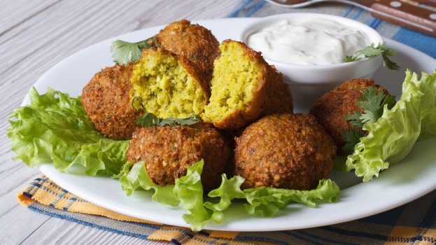 Falafel - bolinho de grão-de-bico vegano Falafel - bolinho de grão-de-bico vegano
