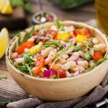 Salada de Feijão Fradinho e Macarrão ao Molho Vinagrete 
