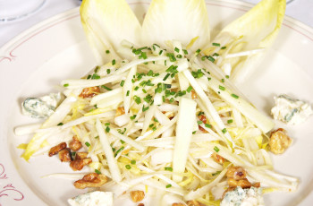 Salada de Endívia ao Molho de Limão, Cream Cheese e Damasco
