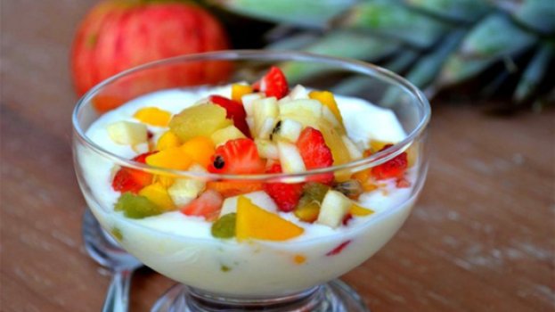 Salada de fruta com iogurte Salada de fruta com iogurte