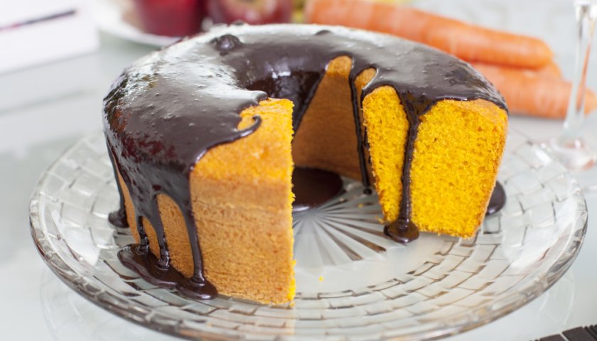 Bolo de cenoura com fubá Bolo de cenoura com fubá