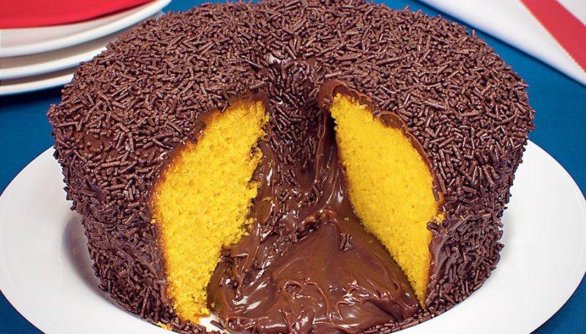 Bolo Vulcão de Cenoura com Brigadeiro Bolo Vulcão de Cenoura com Brigadeiro