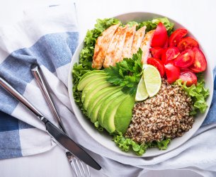 Bowl de Abacate com Frango