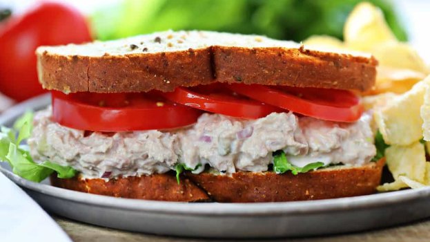 Sanduíche integral de atum com cream cheese Sanduíche integral de atum com cream cheese