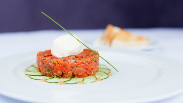 Tartare de Salmão Selvagem do Alasca com creme azedo e pepinos