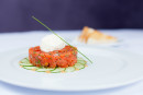 Tartare de Salmão Selvagem do Alasca com creme azedo e pepinos