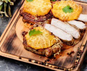 Pernil de Porco ao Rum com Rodelas de Abacaxi