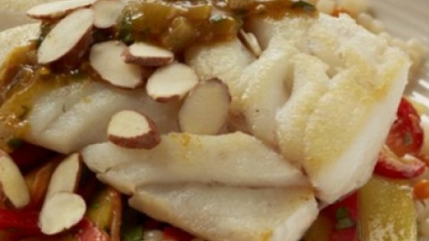 Bacalhau do Alasca ao estilo marroquino com salada de manga e cenoura