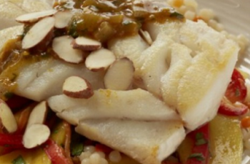 Bacalhau do Alasca ao estilo marroquino com salada de manga e cenoura