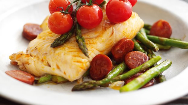 Bacalhau do Alasca com linguiça toscana, aspargos e tomate