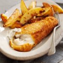 Filé de bacalhau do Alasca empanado com batata chips 