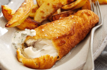 Filé de bacalhau do Alasca empanado com batata chips